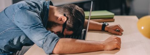 La sainte équation CDI = loyauté n'est plus d'actualité !  Un homme effondré sur son ordinateur portable