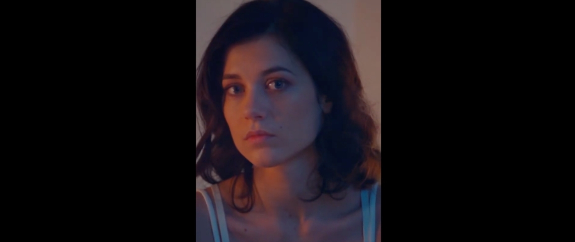 Campagne de sensibilisation à la sclérose en plaques Le portrait d'une femme brune