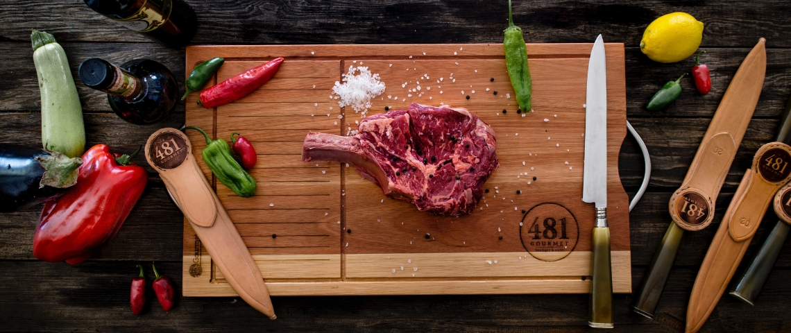 Impossible Foods prépare un steak sans viande Une planche à découper avec un steak dessus