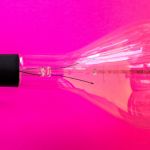 une ampoule de lampe sur un fond rose fushia