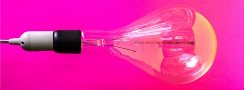 5 événements inspirants pour commencer 2019 du bon pied une ampoule de lampe sur un fond rose fushia