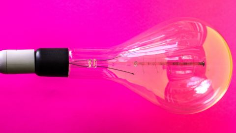 une ampoule de lampe sur un fond rose fushia