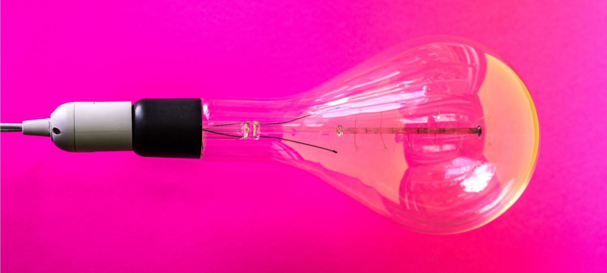 5 événements inspirants pour commencer 2019 du bon pied une ampoule de lampe sur un fond rose fushia