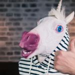 Un licorne avec le pouce en l'air