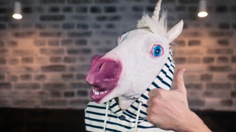 Un licorne avec le pouce en l'air