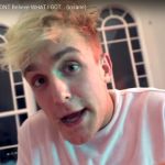 un youtubeur blond dans sa maison fait la promo d'une arnaque