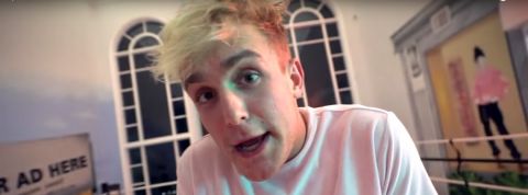 Jack Paul, accusé d'inciter des enfants à parier sur le net un youtubeur blond dans sa maison fait la promo d'une arnaque