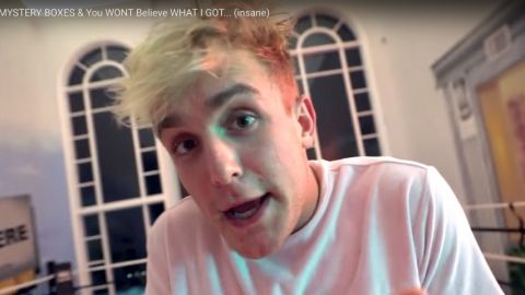 un youtubeur blond dans sa maison fait la promo d'une arnaque
