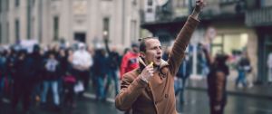 Un manifestant avec le poing levé dans la rue