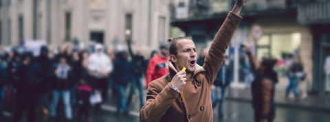 Les meilleures applications pour changer le monde Un manifestant avec le poing levé dans la rue