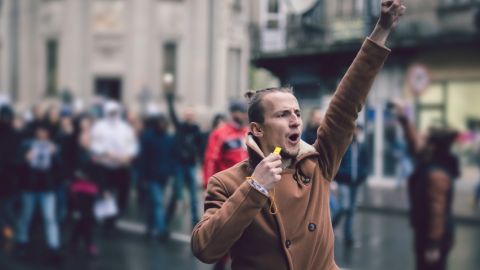 Un manifestant avec le poing levé dans la rue