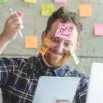 un homme fou veut percer sa tablette