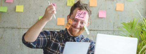 un homme fou veut percer sa tablette