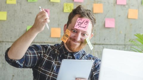un homme fou veut percer sa tablette