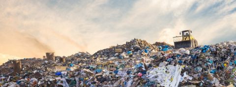 Les entreprises doivent trouver un modèle régénérateur Une montagne de déchets plastiques