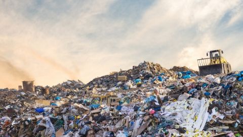 Les entreprises doivent trouver un modèle régénérateur Une montagne de déchets plastiques