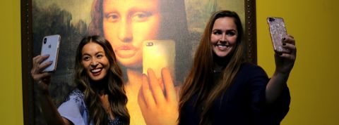 Ces temples de la vacuité qui embarrassent le monde de l'art deux filles se prennent en selfie devant la Joconde