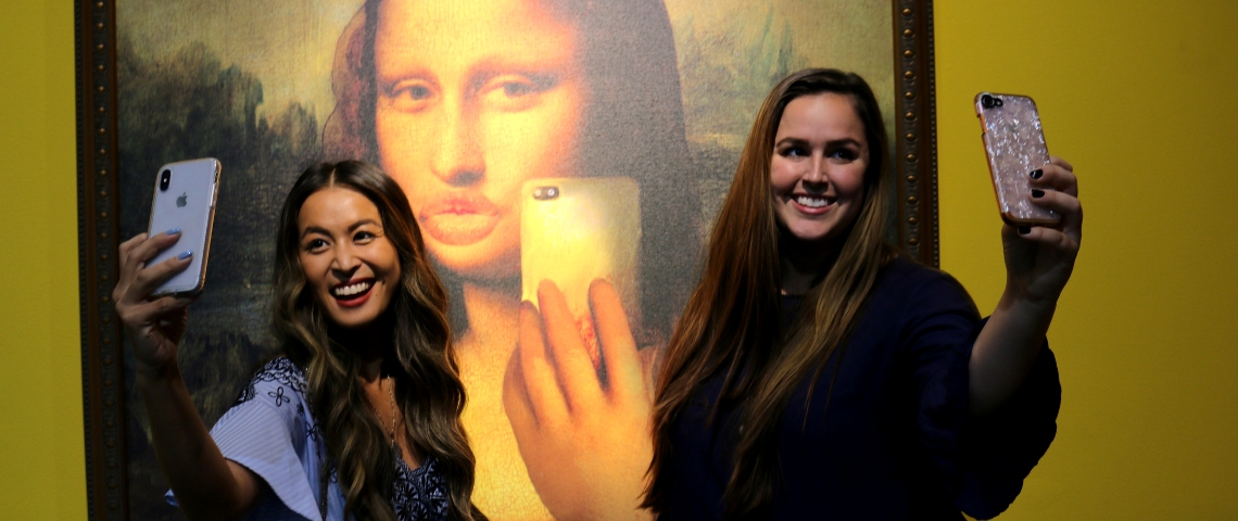 Ces temples de la vacuité qui embarrassent le monde de l'art deux filles se prennent en selfie devant la Joconde