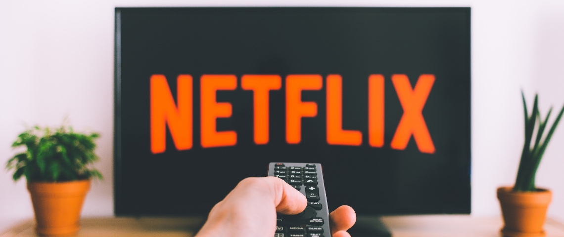 Partager sa série Netflix préférée sur Instagram Une télévision avec écrit Netflix