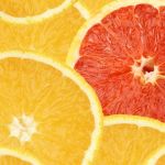 Une orange rouge au milieu de tranches d'oranges