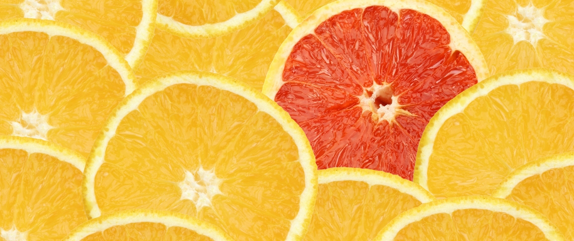 Comment augmenter sa visibilité sur Amazon ? Une orange rouge au milieu de tranches d'oranges