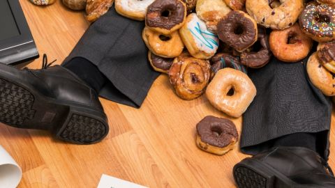 Un homme enseveli par des donuts