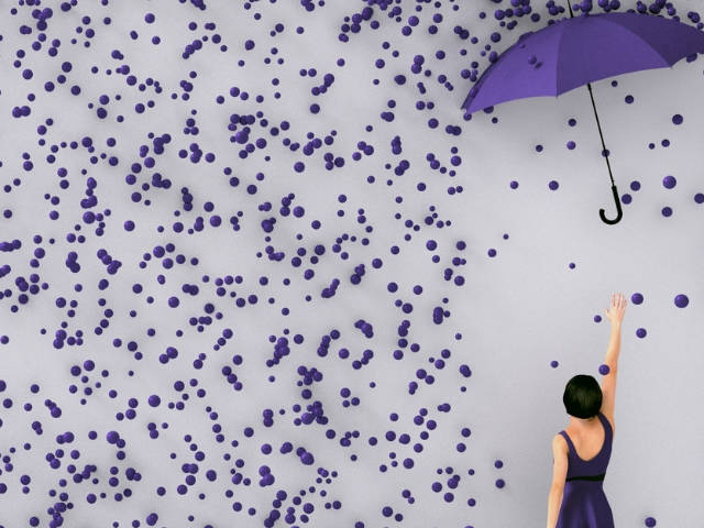 Une femme qui essaie d'attraper un parapluie violet