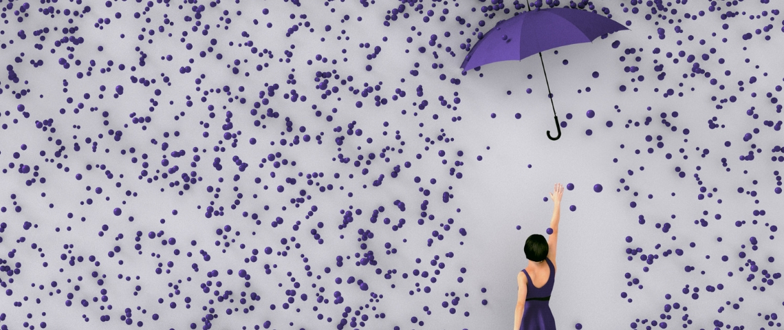 Comment créer de l'engagement ? Une femme qui essaie d'attraper un parapluie violet