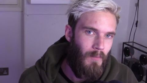 un youtubeur au cheveux blanc dans son bureau