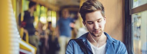 Podcast interview Webedia Homme qui écoute un podcast