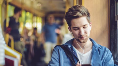 Homme qui écoute un podcast