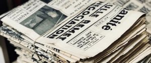 un gros plan sur une pile de journeaux