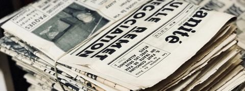 oubliez les abonnements, la presse recherche des adhérents un gros plan sur une pile de journeaux