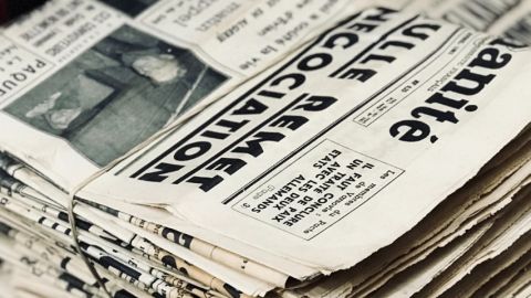 un gros plan sur une pile de journeaux
