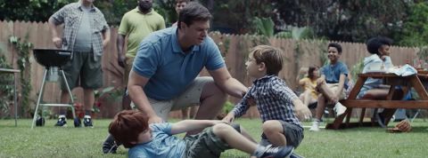 Gillette : feminist-washing ou marque engagée ? deux enfants se bagarrent dans un parc