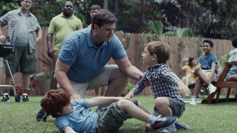 deux enfants se bagarrent dans un parc