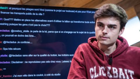 Hugo Décrypte lors d'une émission twitch pour Public Sénat