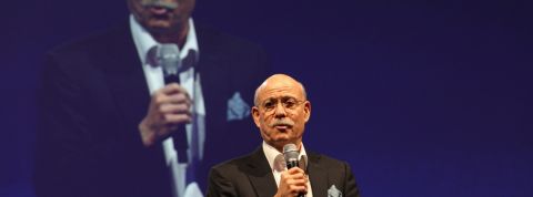 Jeremy Rifkin présente son projet de troisième révolution industrielle Jeremy Rifkin en train de parler au micro avec un écran géant en arrière plan