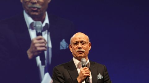 Jeremy Rifkin en train de parler au micro avec un écran géant en arrière plan