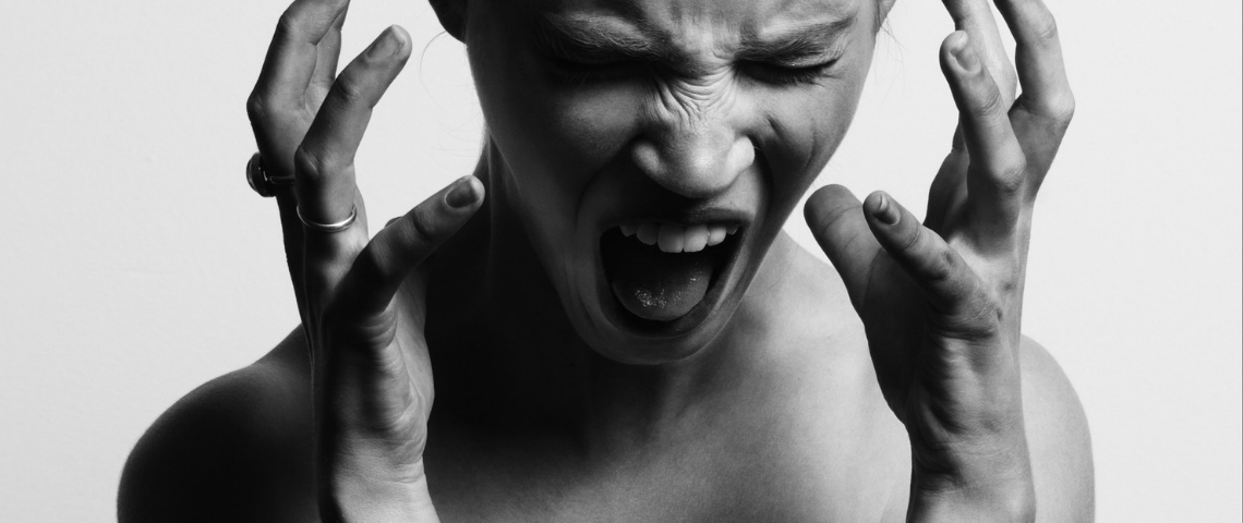 Facebook nous rend parano Une femme en noir et blanc qui crie