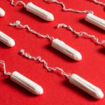tampons pour femmes sur un fond rouge