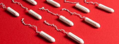 Ces comptes Instagram qui brisent les tabous de la féminité tampons pour femmes sur un fond rouge