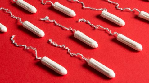 tampons pour femmes sur un fond rouge