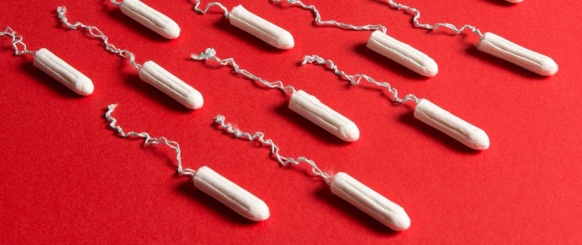 Ces comptes Instagram qui brisent les tabous de la féminité tampons pour femmes sur un fond rouge