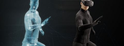 La VR s'attaque au tactile. Tous en combi ! un homme dans une combinaison de réalité virtuelle