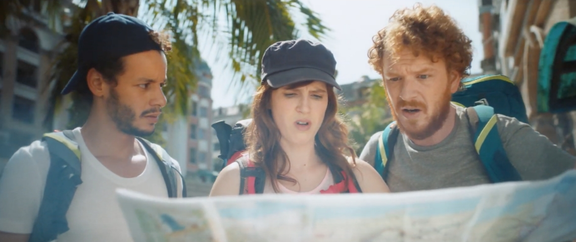 La nouvelle publicité Transavia Trois personnes qui regardent une carte