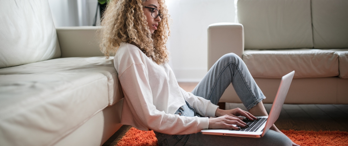 Formation à la transformation digitale Une femme qui écrit sur un ordinateur portable par terre