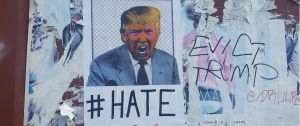 une affiche de trump avec le mot haine en dessous