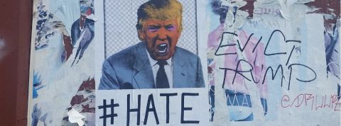 Après les fake news, les hate news une affiche de trump avec le mot haine en dessous