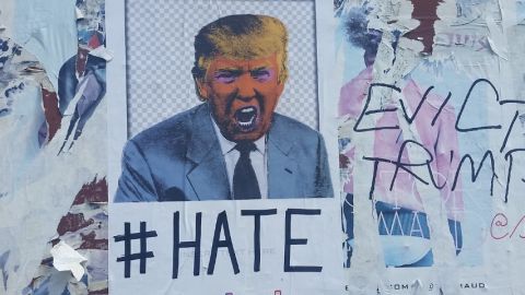 une affiche de trump avec le mot haine en dessous